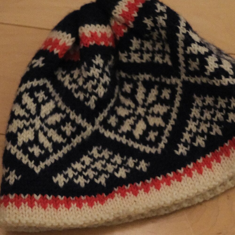 Nordic Knit Beanie / Tuque – Navy & Cream Fair Isle Pattern